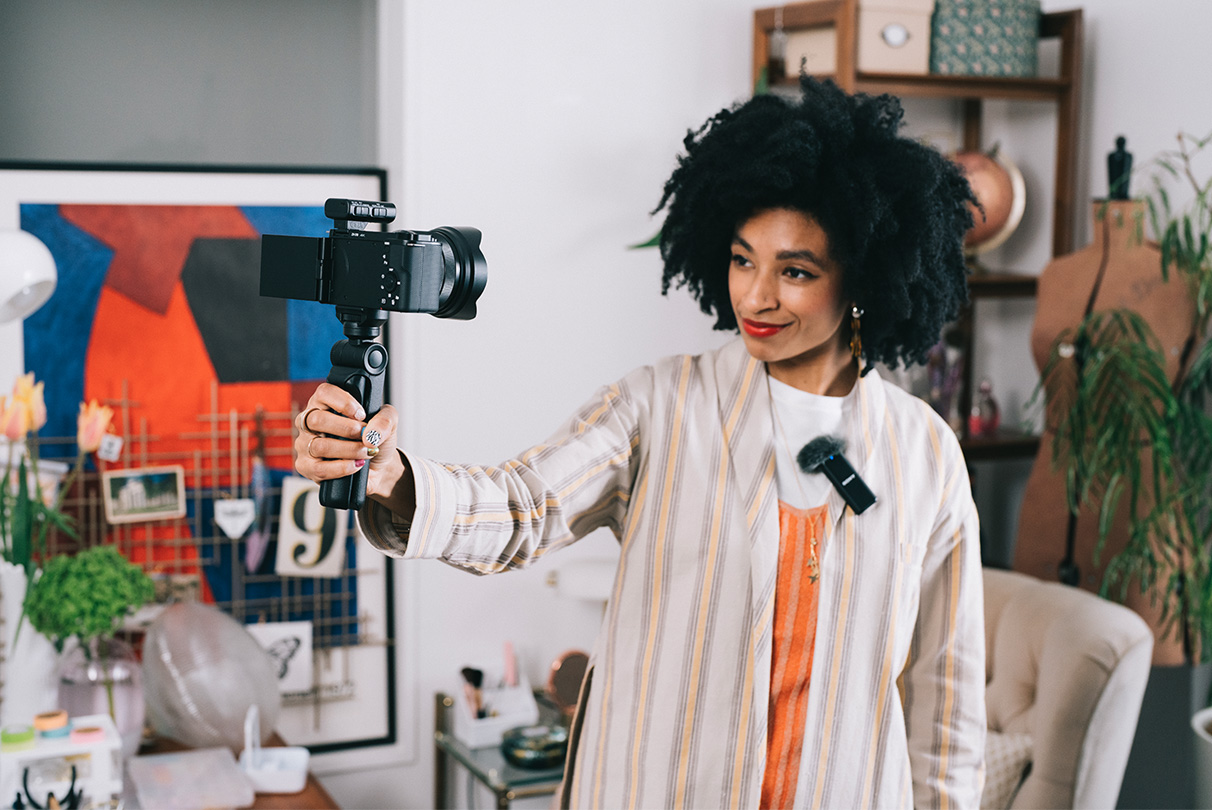 Oubliez les problèmes d'interférence du câble de la transmission audio analogique : connectez le ZV-E10 à un microphone Sony doté d'une interface audio numérique à l'aide de la griffe multi-interface (MI) pour un son clair, entièrement numérique et à faible niveau de bruit. Pour un meilleur son, vous pouvez également connecter votre micro préféré via la prise micro de l'appareil photo.