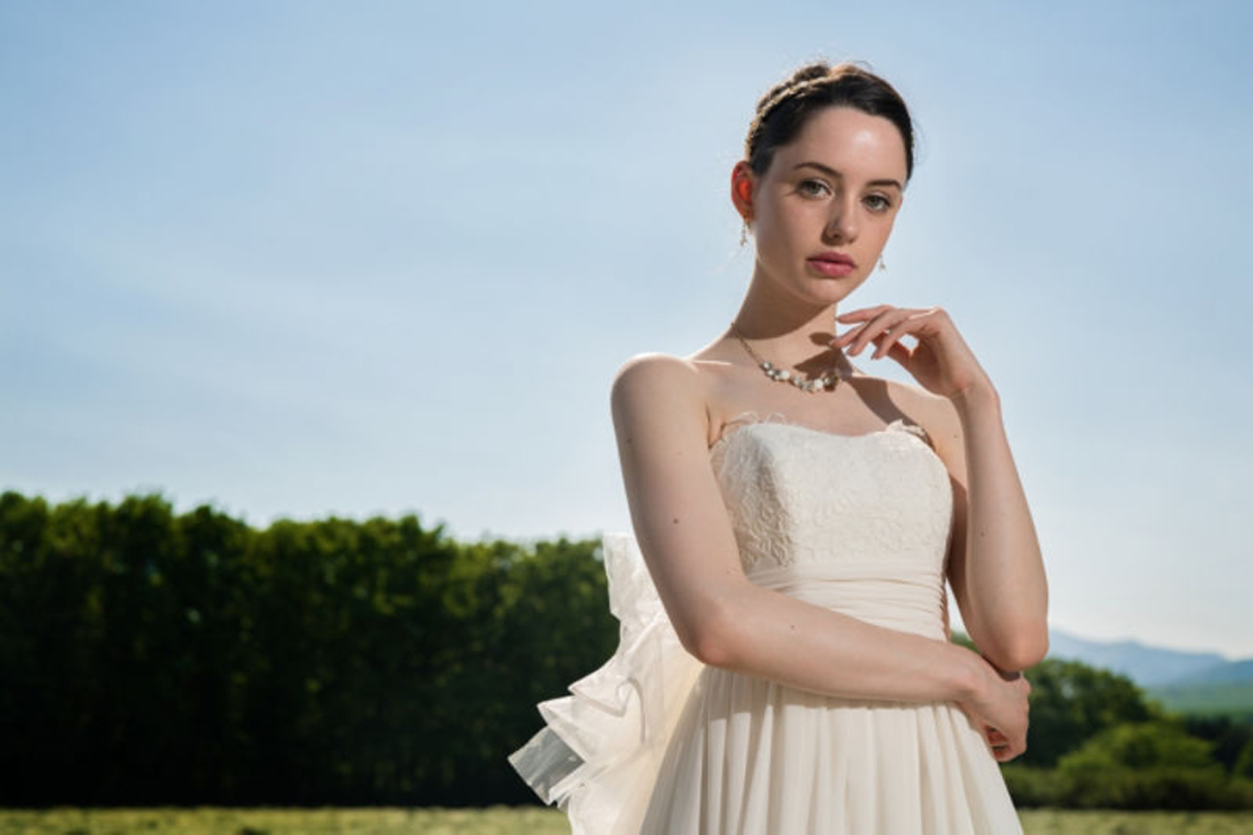 Exemple : femme en robe blanche avec une forêt en arrière-plan