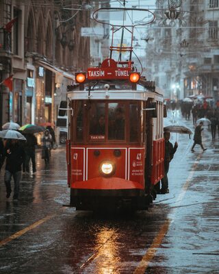 İlkin Karacan Karakuş sony A7RM2 een tram in de regen in istanbul